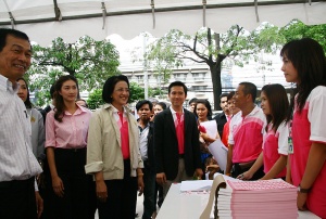 รมต.นลินีร่วมสังเกตการณ์การเลือกตั้งกรรมการกองทุนพัฒนาบทบาทสตรี (24/6/2012)